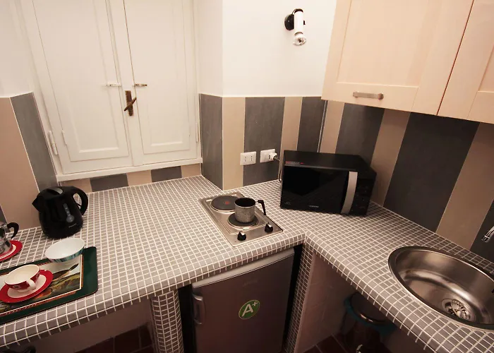 מלון Fori Romani 3*